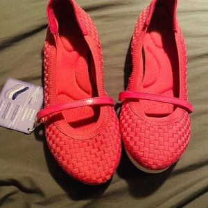 Bright Pink Closed Toe Sandals Size 9 Memory Foam Insoles